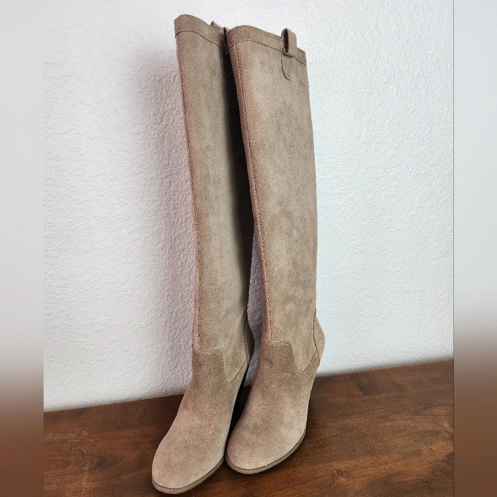 BCBG Rumer Taupe Women's Tan Knee-High Boots Size 7 NWT